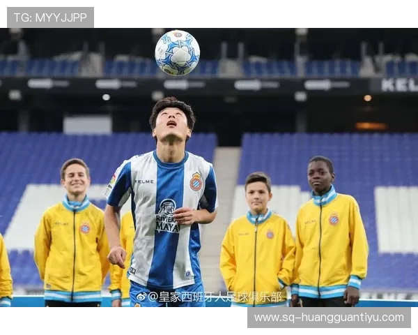 武磊家冰箱里塞满能量饮料，邻居说半夜还听见他在练颠球