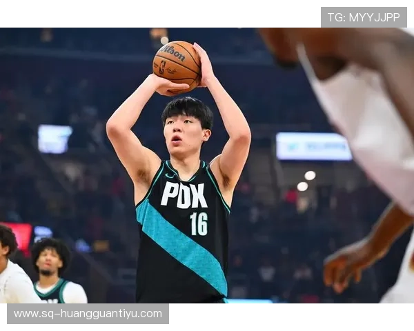 杨瀚森赛场上狂飙三分，家里却连个沙发都没买，真不知道这娃生活咋过的