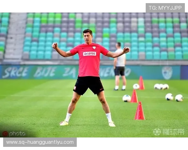 莱万训练完回家还要自己熨球衣？