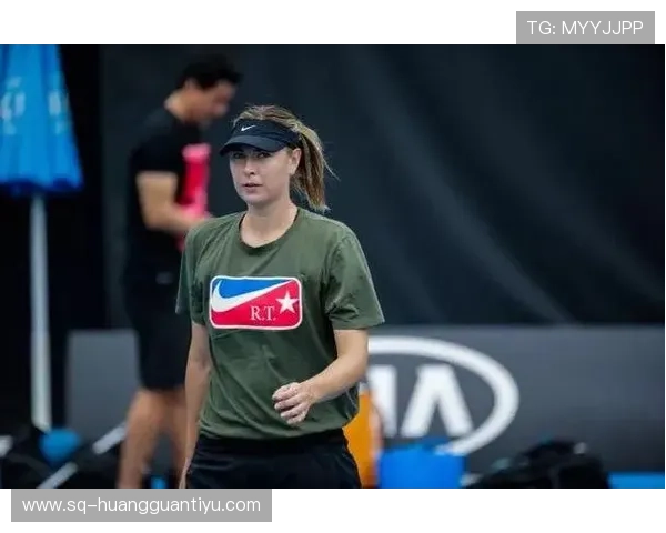 莎拉波娃健身房里都不带换衣服的吗？那气场，普通人顶不住啊！